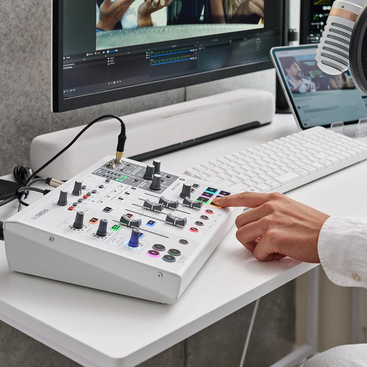 Yamaha AG08 Live Streaming 8-Channel Mixer - White