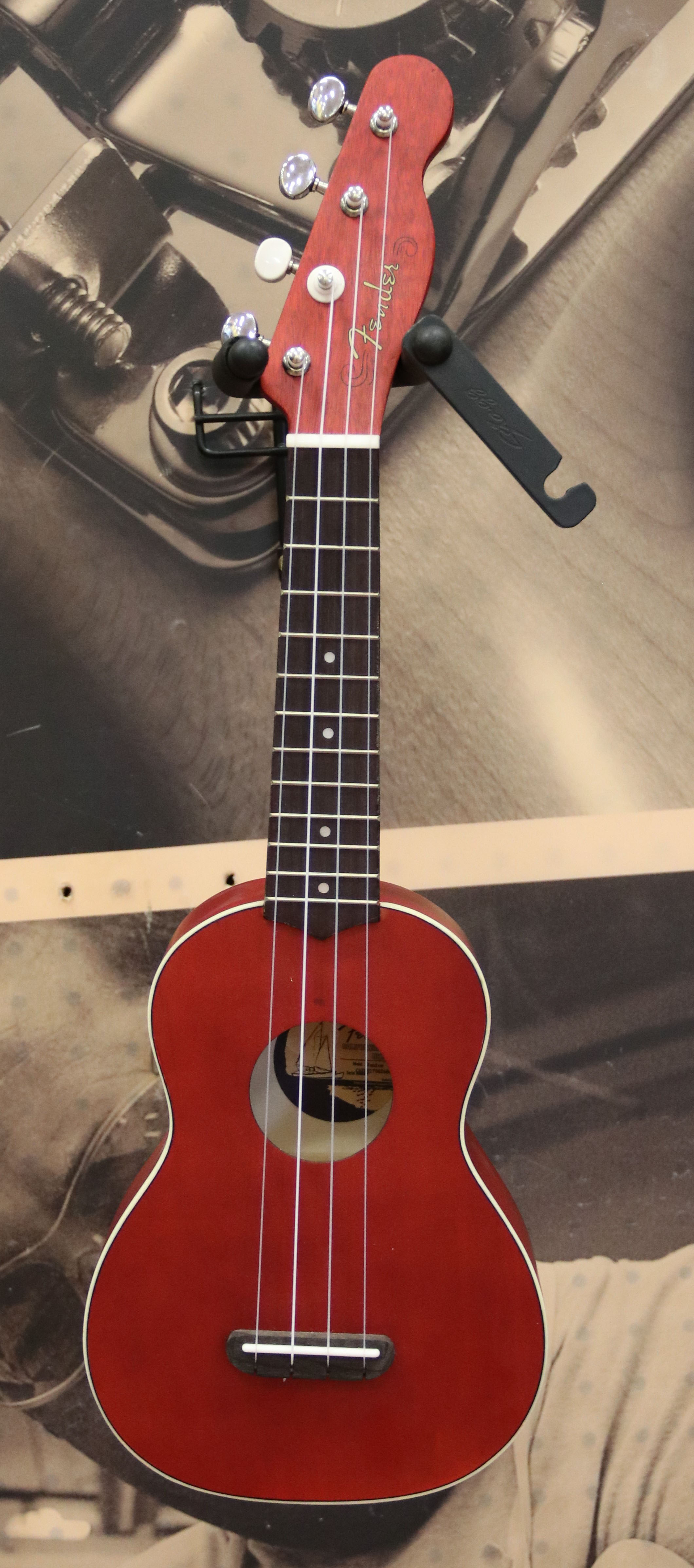Fender Venice Soprano Ukulele Cherry (one tuning peg has been