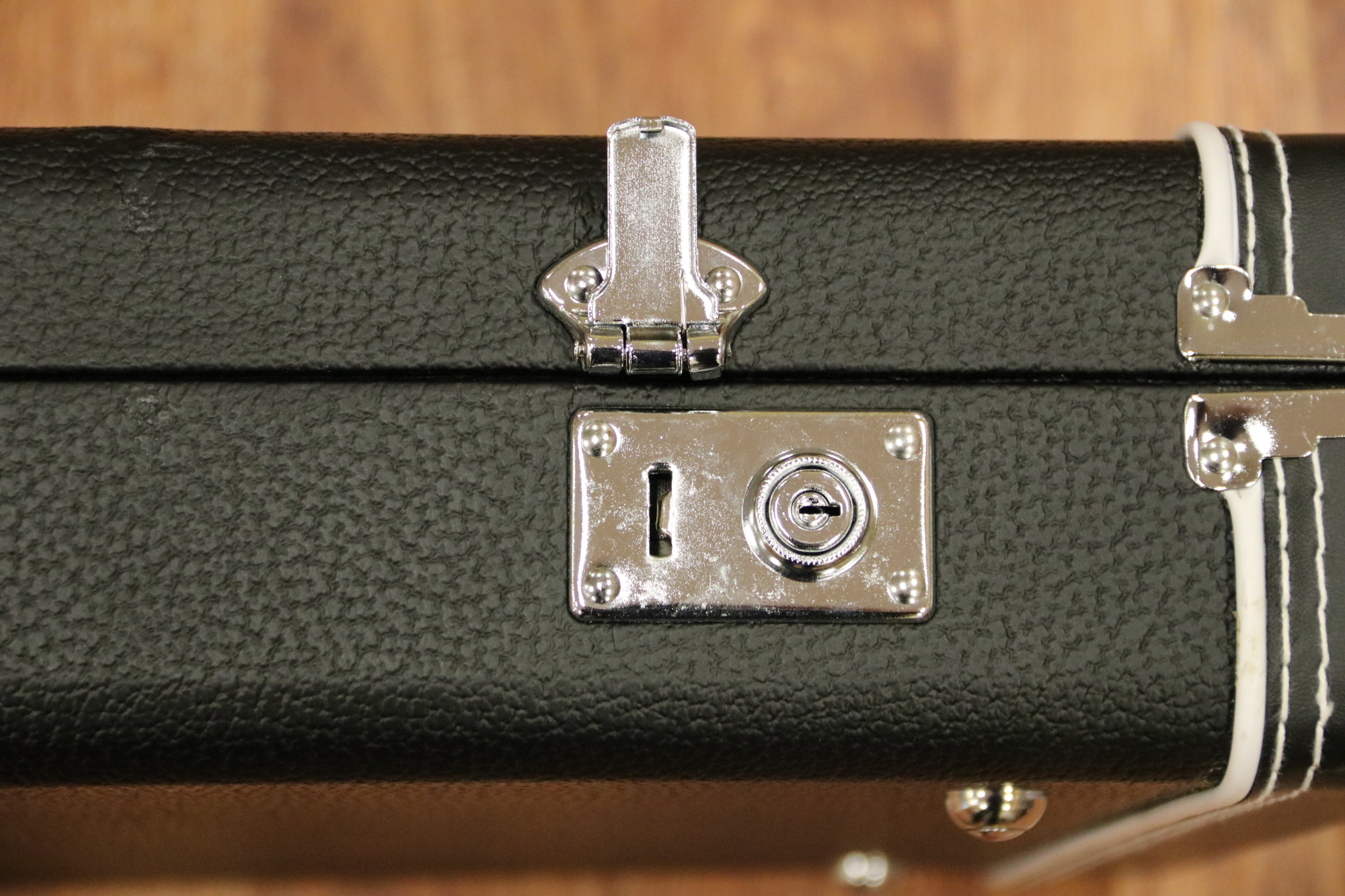 Fender Classic Series Strat/Tele Wood Case (right latch broken and does