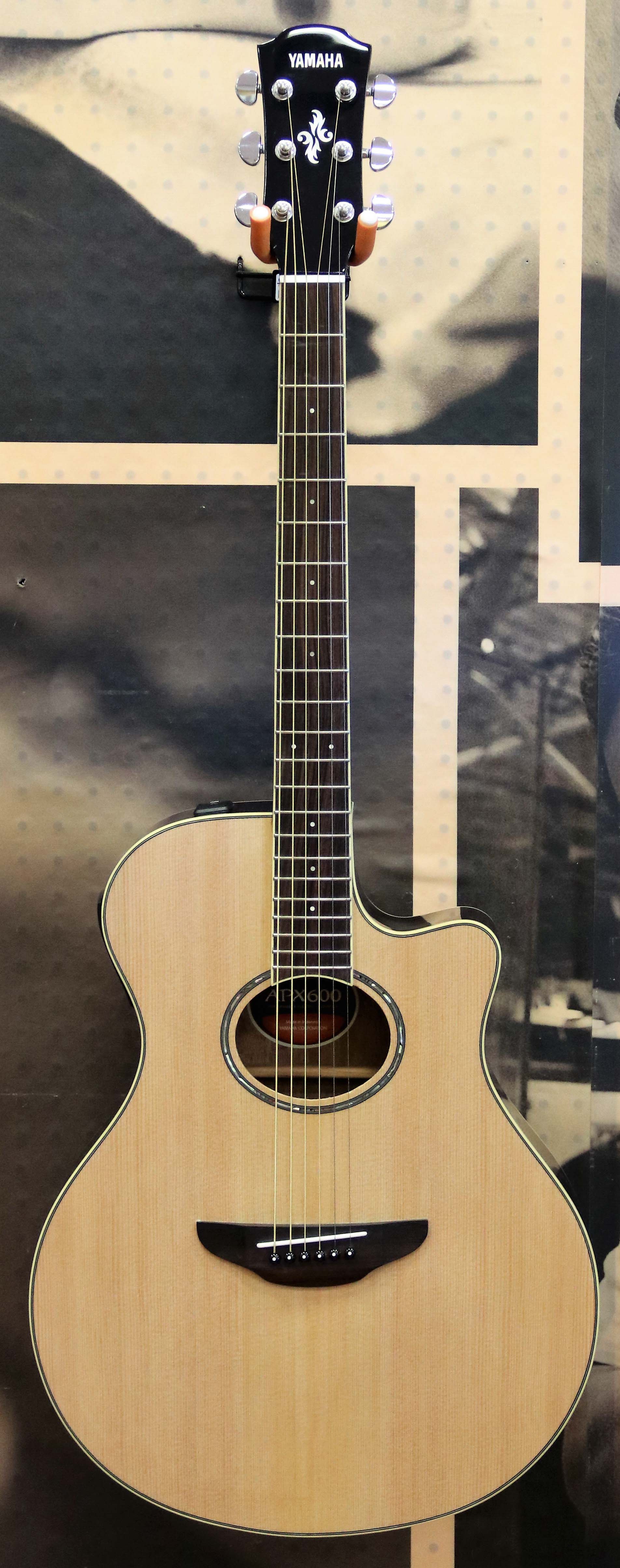 YAMAHA APX600 THIN Body AcousticElectric Guitar Natural 249.99