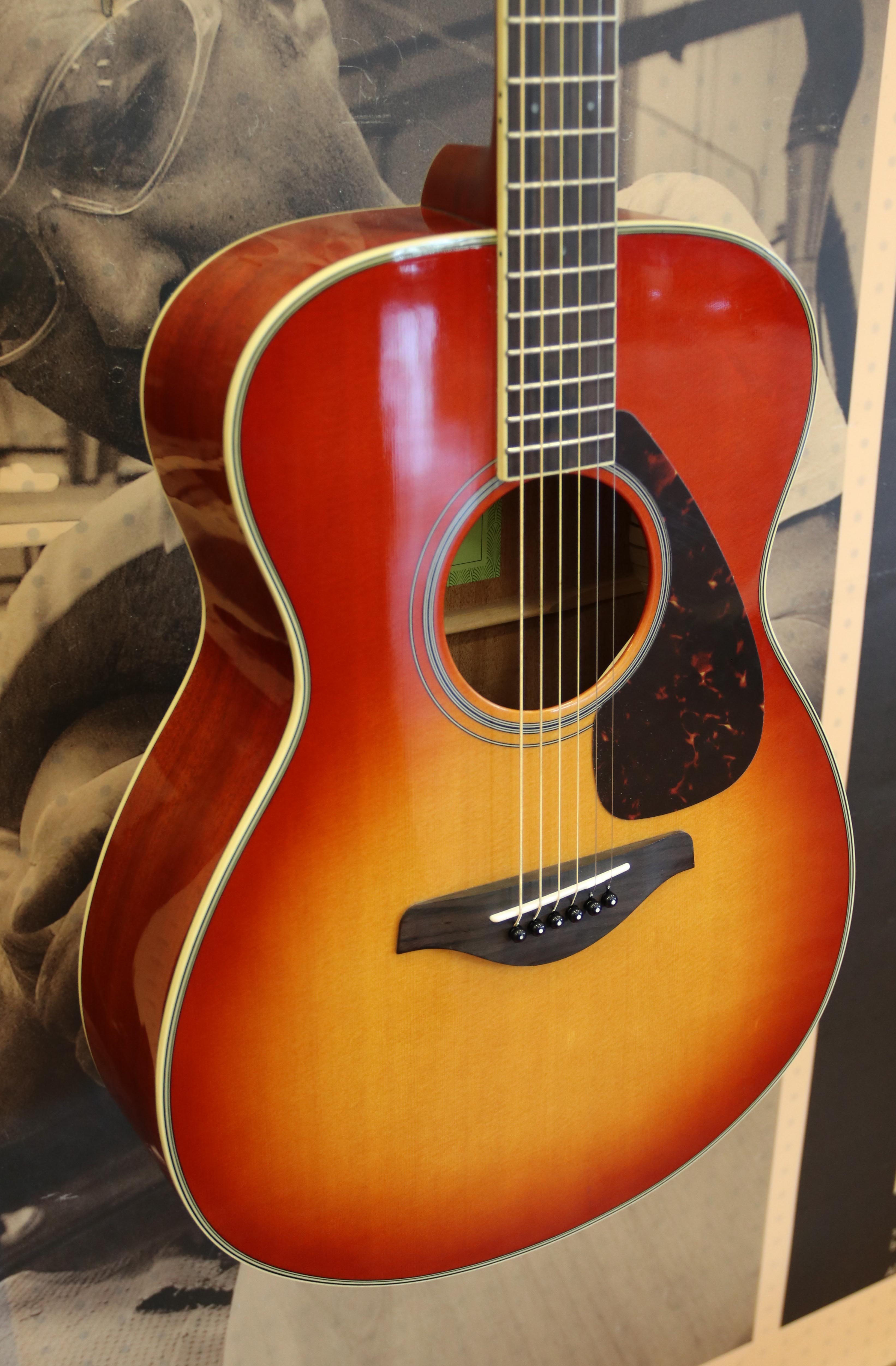 Yamaha FS820 Solid Top Small Body Acoustic Guitar Autumn Burst