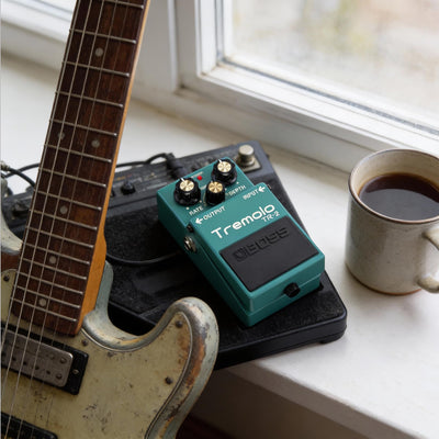 Boss TR-2 Tremolo w/ Instrument Cables