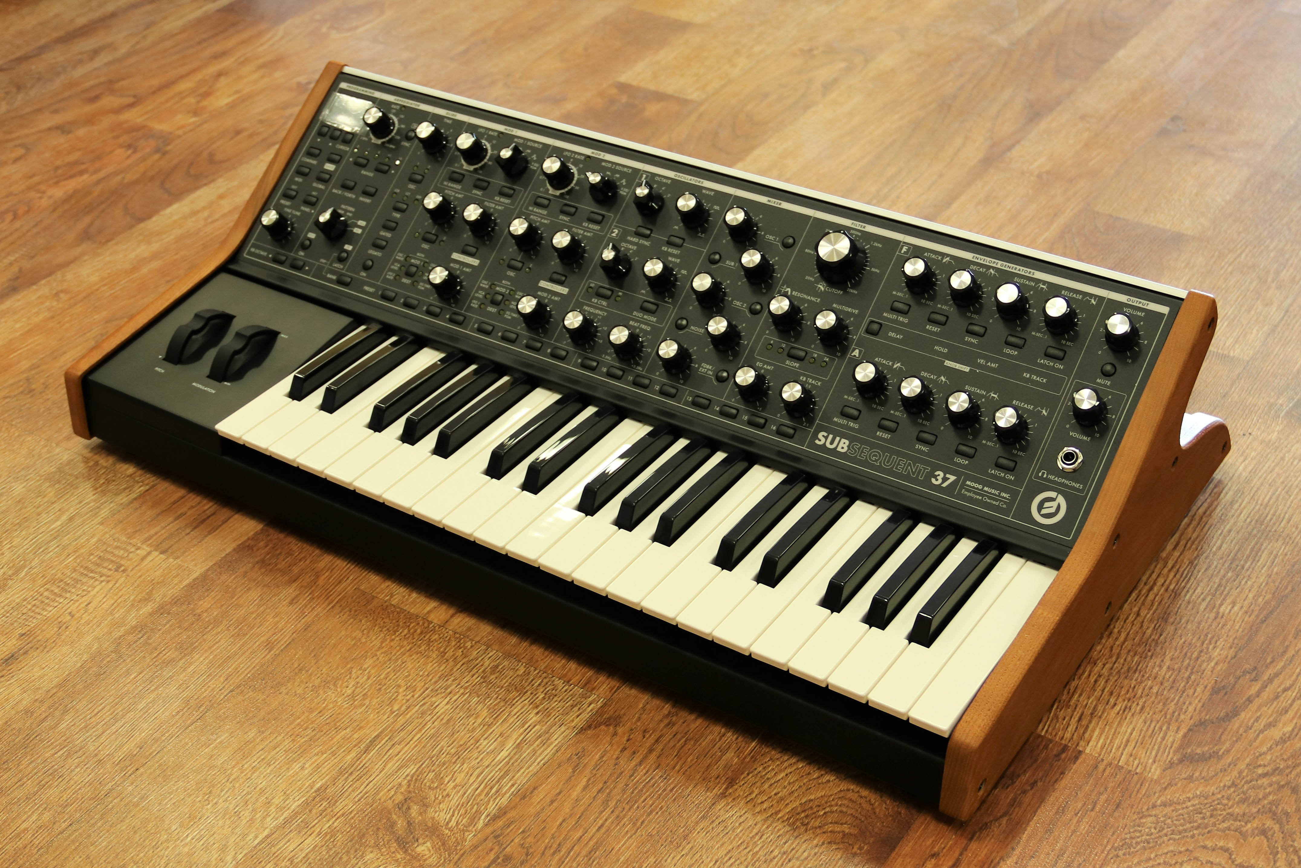 ::Moog Subsequent 37 Analog Synthesizer