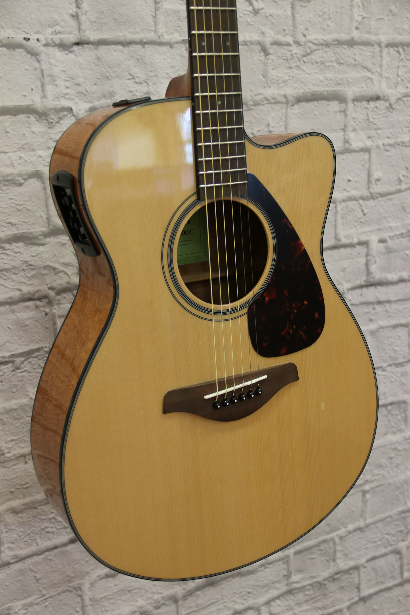 Yamaha FSX800C Solid Top Small Body AcousticElectric Guitar Natural